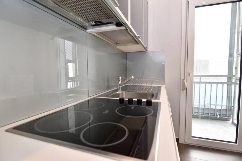 Modern Apartment In The Heart Of The City Larissa Exterior photo